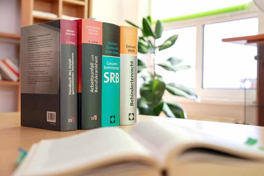 Fachbücher auf dem Schreibtisch bei Frau Stuhlmacher, Fachanwältin für Sozialrecht,