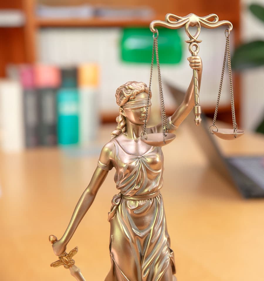 Justizia mit der Waage bei Frau Stuhlmacher, Fachanwältin für Sozialrecht,